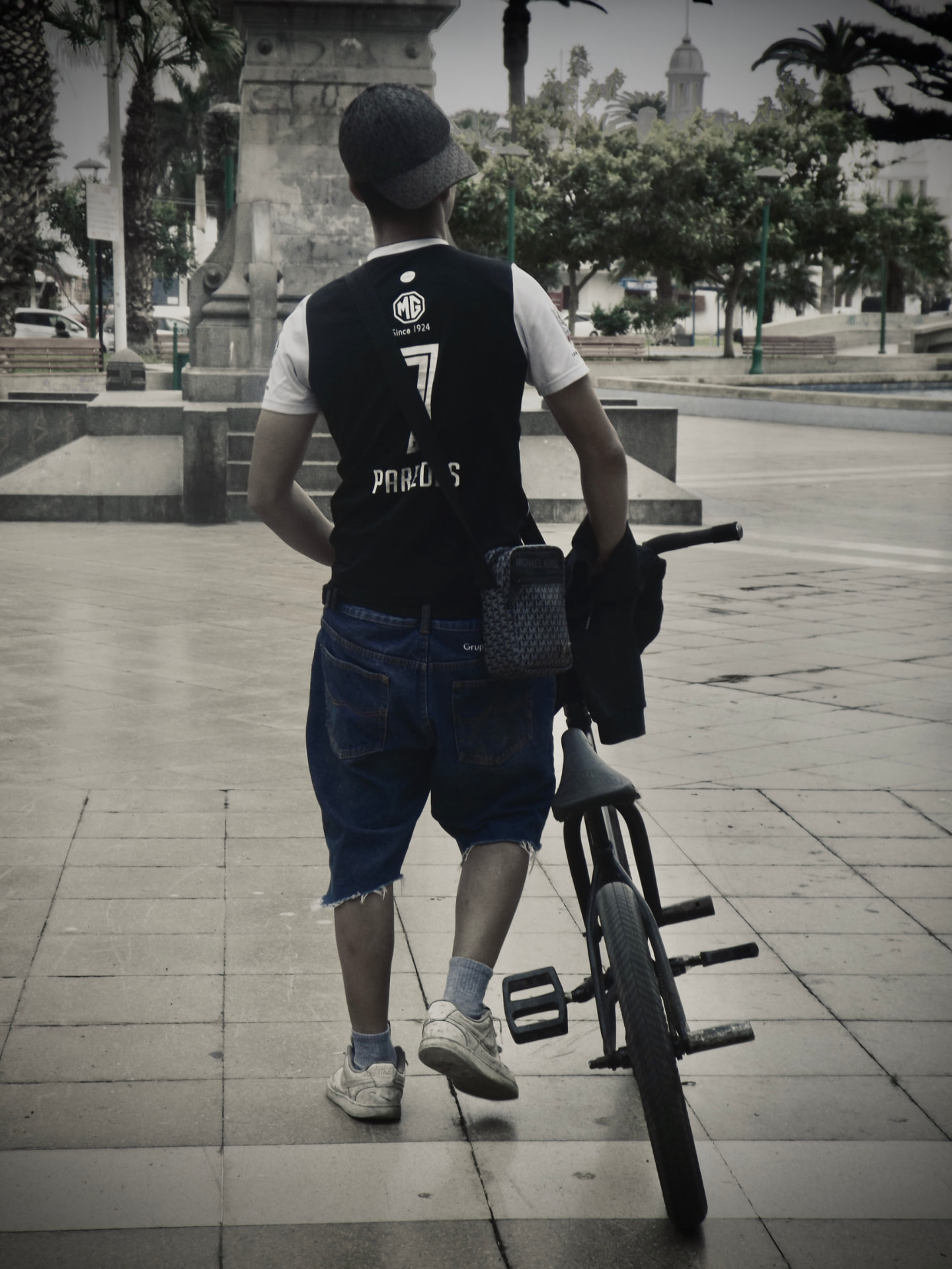 Ciclista caminando con su BMX por la plaza